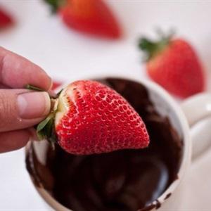 Cách làm dâu tây nhúng chocolate