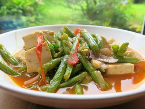 Đậu ve xào nấm và đậu hũ chiên