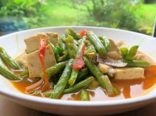 Đậu ve xào nấm và đậu hũ chiên