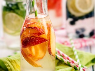 Detox thơm dịu: Mỗi đào là đủ!