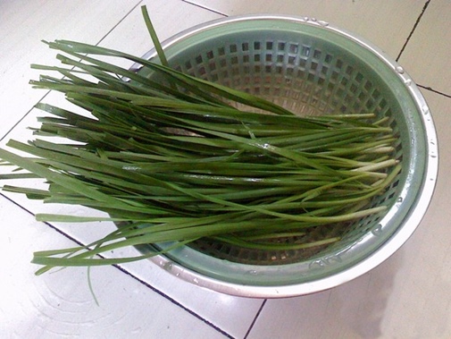 Độc đáo món gà xào nấm hương với xoài chín cuộn xà lách