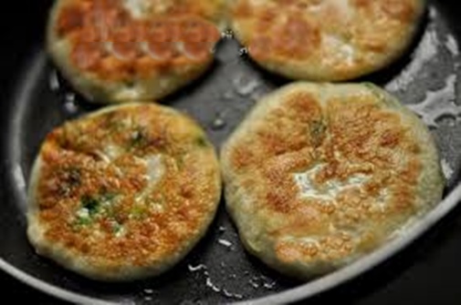 Độc đáo món gà xào nấm hương với xoài chín cuộn xà lách