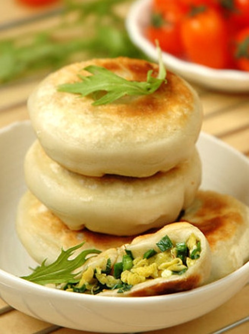 Độc đáo món gà xào nấm hương với xoài chín cuộn xà lách