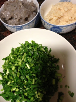 Độc đáo món gà xào nấm hương với xoài chín cuộn xà lách