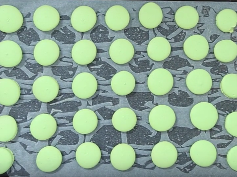 Độc đáo với bánh rán Doremon nhân khoai lang tím bắt mắt, mềm mịn như kem