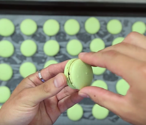 Độc đáo với bánh rán Doremon nhân khoai lang tím bắt mắt, mềm mịn như kem