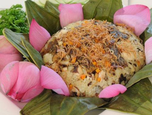 Độc đáo với xôi cá rô hấp lá sen