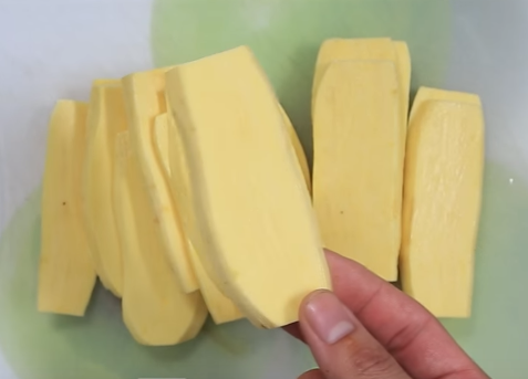 Đổi gió cho bữa cơm nhà với cá kho sung dân dã, ngon đậm đà lại không bị tanh