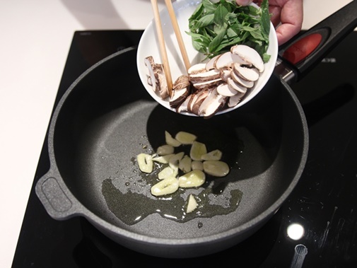 Đổi gió cho bữa cơm nhà với hương vị biển Hawaii từ món thịt viên Waikiki