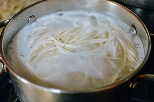 Đổi gió với món bí nướng cuộn sốt atiso phomai cho ngày cuối tuần