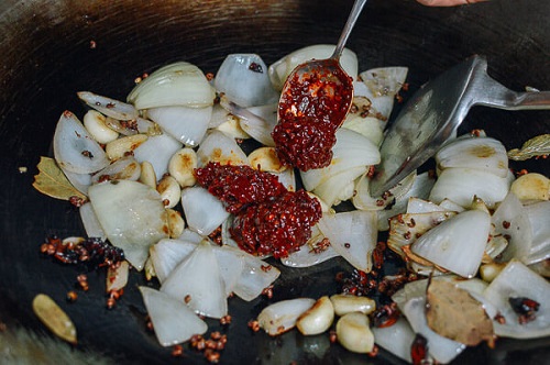 Đổi gió với món bí nướng cuộn sốt atiso phomai cho ngày cuối tuần