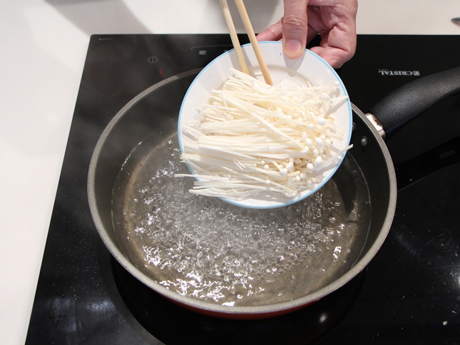 Đổi gió với nấm kim châm hấp cay nồng, bổ dưỡng