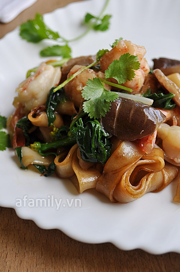 Đổi món cho cả nhà với hủ tiếu xào tôm thịt