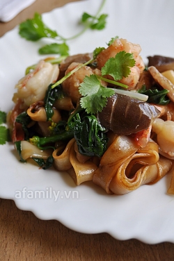 Đổi món cho cả nhà với hủ tiếu xào tôm thịt