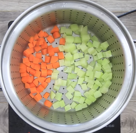 Đổi vị cho bữa cơm gia đình với món thịt lợn xào dứa sốt chua ngọt ăn không dừng được đũa