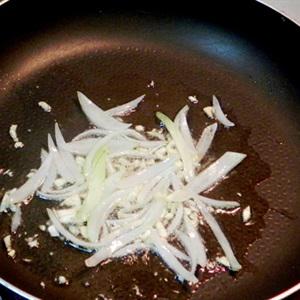 Cách làm dưa cải chua xào nghêu