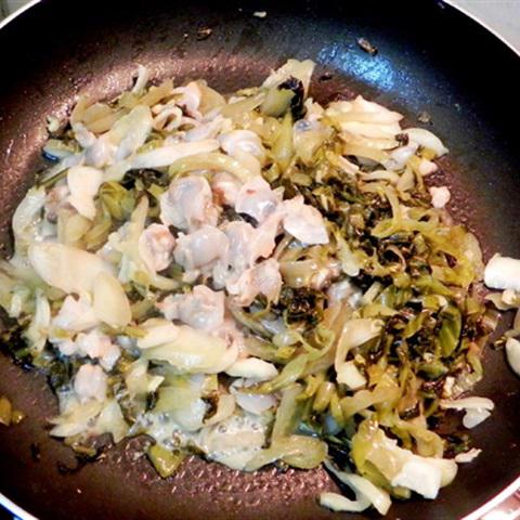 Cách làm dưa cải chua xào nghêu