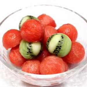 Cách làm dưa hấu và kiwi dầm sữa