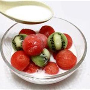 Cách làm dưa hấu và kiwi dầm sữa