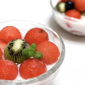 Cách làm dưa hấu và kiwi dầm sữa