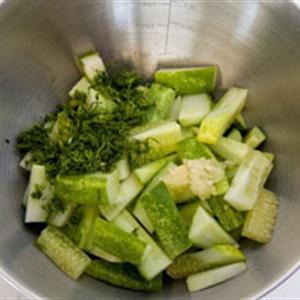 Cách làm dưa leo trộn thì là