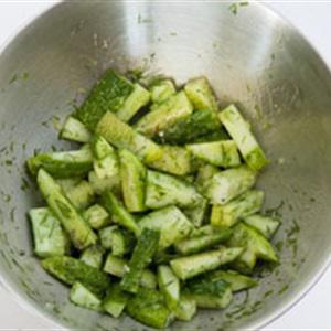 Cách làm dưa leo trộn thì là