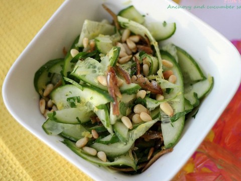 Dưa leo và khô cá cơm