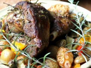 Đùi cừu bỏ lò với rosemary