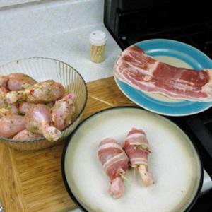 Cách làm đùi gà cuộn thịt xông khói nướng