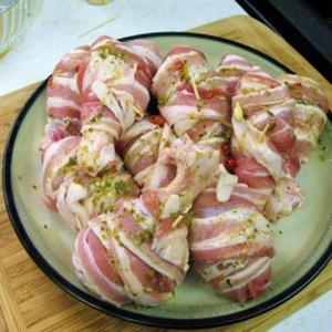 Cách làm đùi gà cuộn thịt xông khói nướng