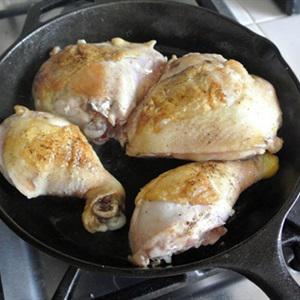 Cách làm đùi gà sốt nấm mỡ
