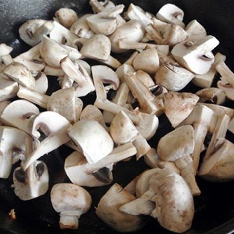 Cách làm đùi gà sốt nấm mỡ