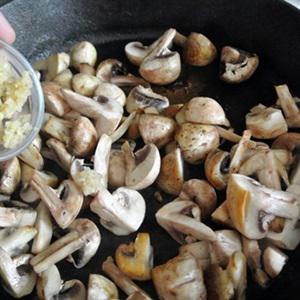 Cách làm đùi gà sốt nấm mỡ