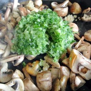 Cách làm đùi gà sốt nấm mỡ