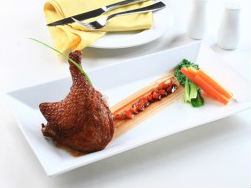 Đùi vịt ngâm dầu quay sốt dâu tây