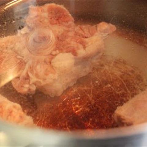 Cách làm đuôi bò hầm bạch quả và khoai sọ