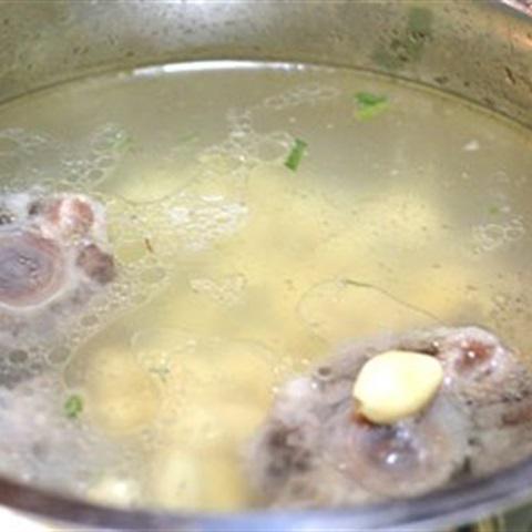 Cách làm đuôi bò hầm bạch quả và khoai sọ