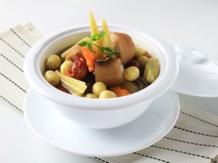 Đuôi heo hầm bắp non