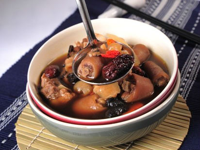 Đuôi heo hầm thuốc Bắc