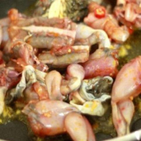 Cách làm ếch xào cà tím