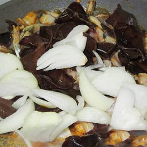 Cách làm ếch xào hành tỏi