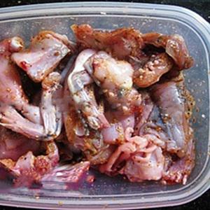 Cách làm ếch xào nấm mèo cà rốt