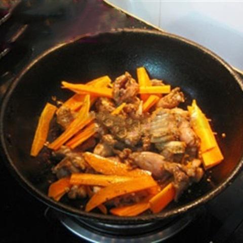 Cách làm ếch xào nấm mèo cà rốt