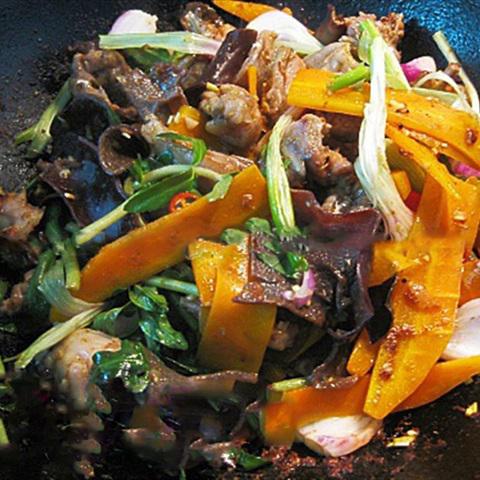 Cách làm ếch xào nấm mèo cà rốt