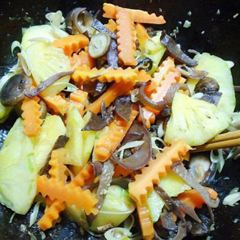Cách làm ếch xào rau củ