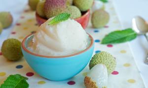 Gà ác hầm táo tàu thơm ngon, giàu dinh dưỡng