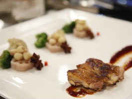 Gà áp chảo hạt sen