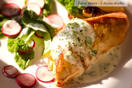 Gà áp chảo, salad củ cải đỏ