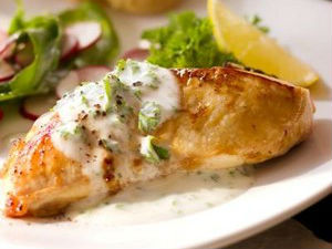 Gà áp chảo, salad củ cải đỏ