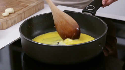 Gà cay chiên  kiểu Hàn Quốc giòn ngon và không hề ngấy